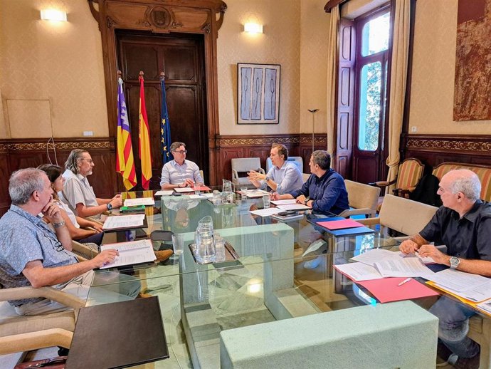 Reunion en la conselleria de Economía, Hacienda e Innovación.