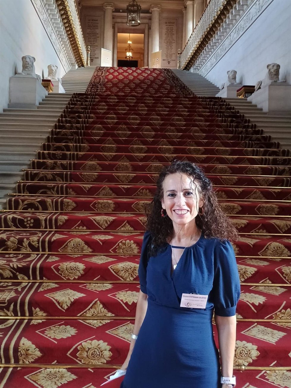 La doctora Gema Esteban en el Senado de Francia.