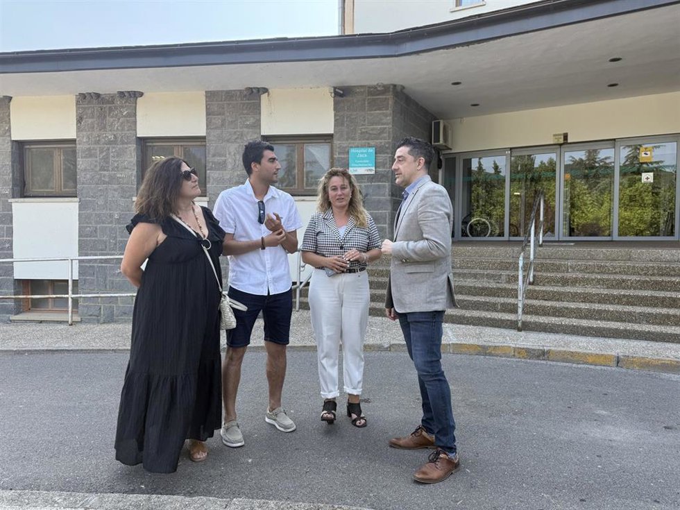 El portavoz de Sanidad del PSOE Aragón, Iván Carpi, charla con la portavoz de este partido en el Ayuntamiento de Jaca, Olvido Moratinos, y los concejales Manu Díez y María José España a las puertas del hospital comarcal.