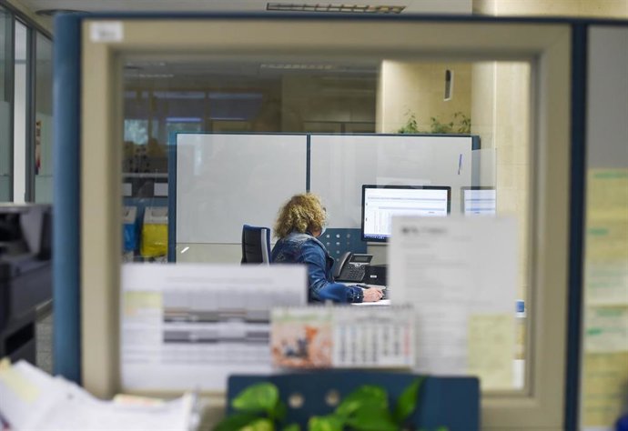 Archivo - (Foto de ARCHIVO) Una empleada pública durante su jornada laboral, en la oficina de la Agencia Estatal de la Administración Tributaria