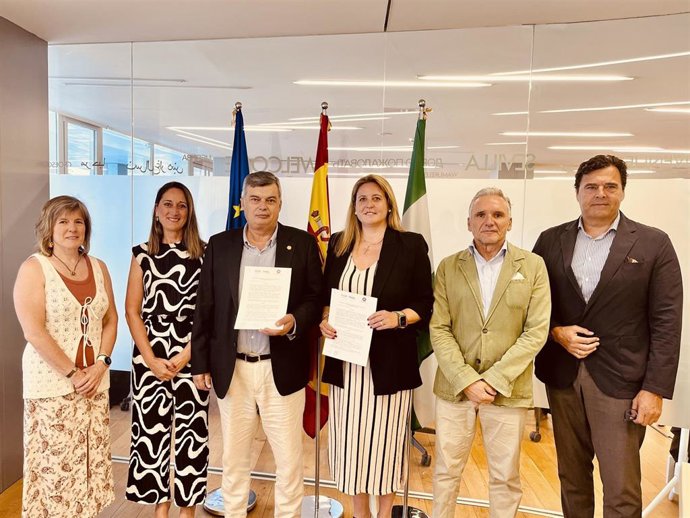 El vicerrector de Transferencia del Conocimiento de la US y la delegada de Turismo y Cultura, con el acuerdo de cooperación científica.