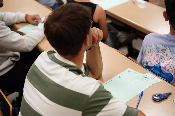 Imágenes de la primera jornada de la Prueba de Acceso a la Universidad en Andalucía en la Facultad de Medicina, a 3 de junio de 2025 en Sevilla, Andalucía (España). 