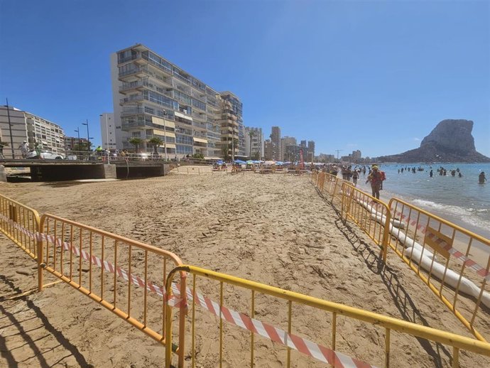 Calp (Alicante) cierra un tramo de la playa del Arenal-Bol por posible contaminación de origen residual en el agua