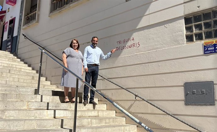 El portavoz socialista en el Ayuntamiento de Málaga, Daniel Pérez, junto a la concejala del PSOE Carmen Martín.