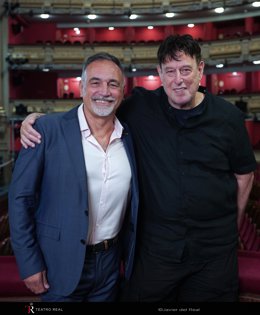 José Luis Basso (director del Coro Titular del Teatro Real) a la izquierda de la imagen, junto con Daniel Oren (director musical de I lombardi).