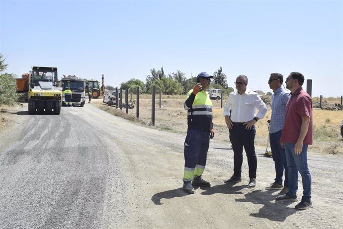 Visita de Juan Manuel Valle a las obras de reparación y mantenimiento de uno de los caminos rurales de la localidad.