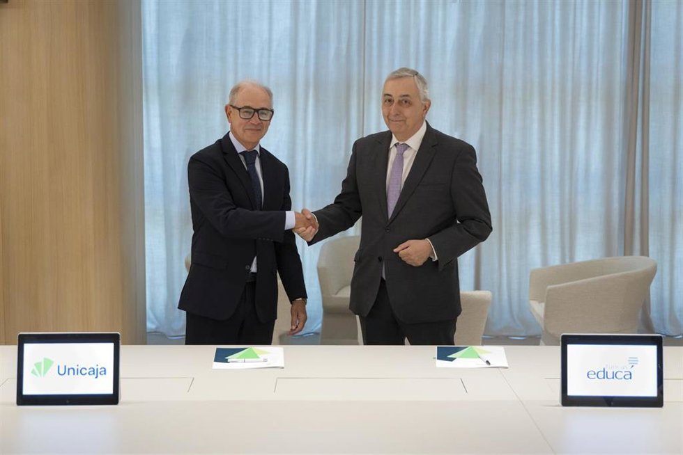 De izquierda a derecha, el CEO de Unicaja, Isidro Rubiales, y el director general de Funcas, Carlos Ocaña.