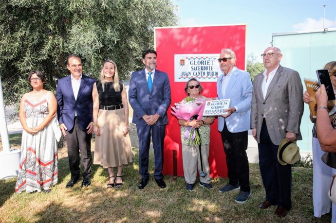 Descubrimiento de la placa conmemorativa que da el nombre de Juan Cantó Rubio a una glorieta en Vistahermosa Norte