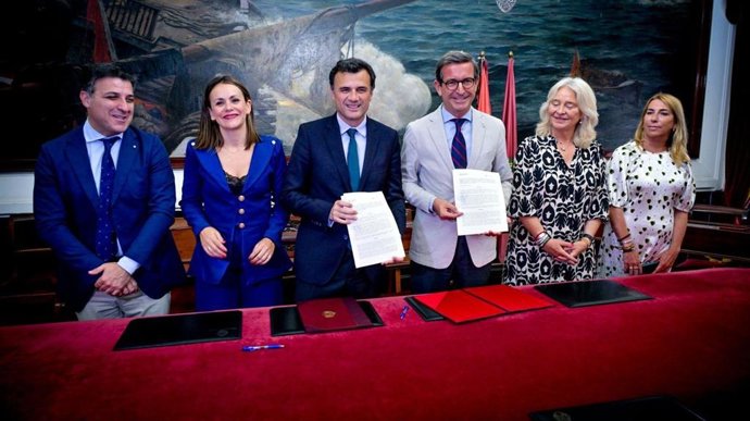 El consejero de Industria, Jorge Paradela, y el alcalde de Cádiz, Bruno García, tras firmar el acuerdo.