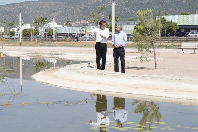 El alcalde de Córdoba, José María, y el delegado de Urbanismo, Miguel Ángel Torrico, en el Parque del Canal-Este.