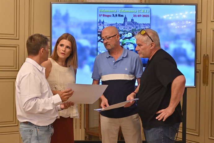 La concejala de Deportes, Almudena Parres, junto a los miembros de la organización de la Vuelta Ciclista a Castilla y León Sub-23 y Elite.
