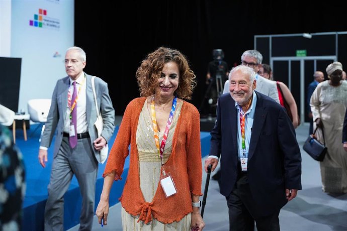 La vicepresidenta primera y ministra de Hacienda, María Jesús Montero, este jueves en Sevilla junto al Nobel Joseph Stiglitz, en el marco de la IV Conferencia Internacional sobre la Financiación para el Desarrollo de Naciones Unidas.