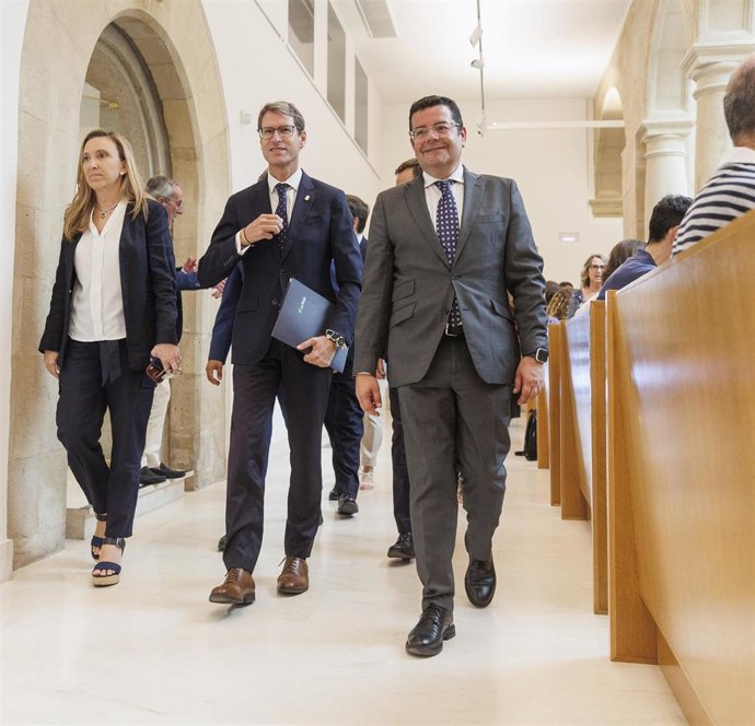 El presidente del Gobierno riojano, Gonzalo Capellán, llegando al Parlamento de La Rioja con el consejero de Hacienda, Alfonso Domínguez, y la consejera de Empresa, Belinda León