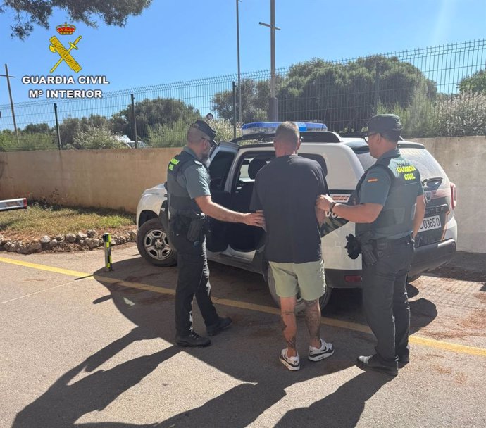 Detenido un hombre en Fornells por pegar y amenazar con un cuchillo a su jefe tras despedirle.