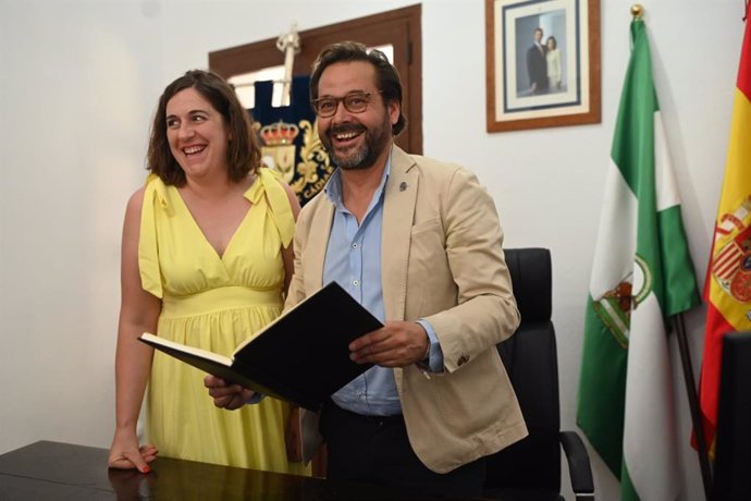 La alcaldesa de Cádiar, Encarnación López, y el delegado del Gobierno andaluz en Granada, Antonio Granados