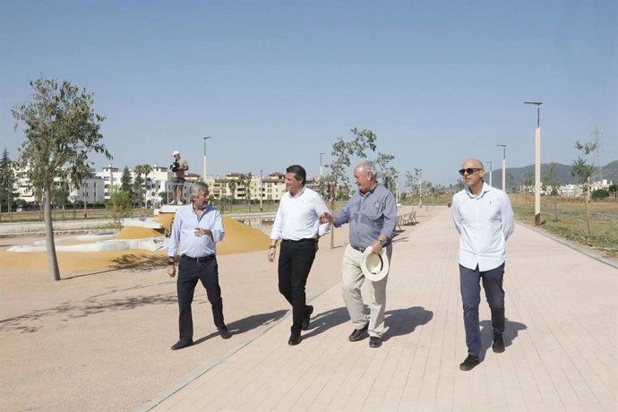 Visita del alcalde de Córdoba, José María Bellido, y el delegado de Urbanismo, Miguel Ángel Torrico, al Parque del Canal.