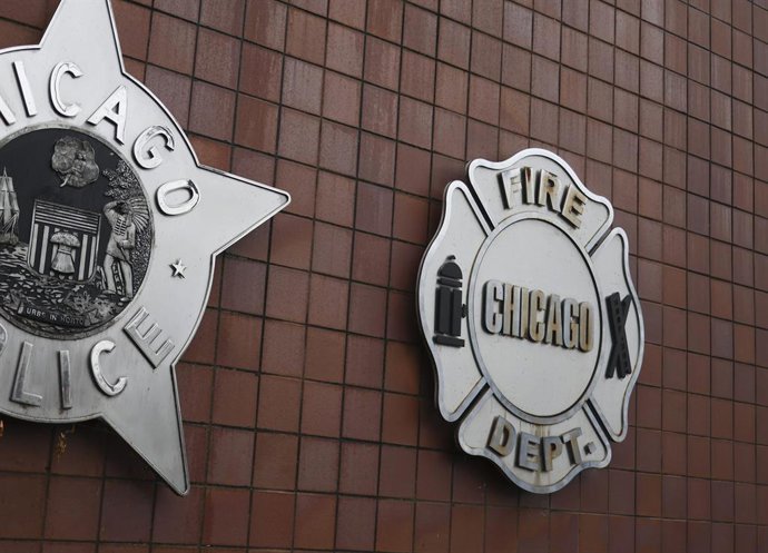 Archivo - January 15, 2025: The Chicago Police Department and Chicago Fire Department logos on the outside of Chicago Public Safety Headquarters in 2023.