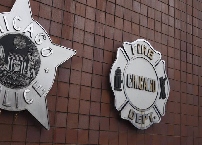 Archivo - Arquivo - 15 de janeiro de 2025: Os logotipos do Departamento de Polícia de Chicago e do Corpo de Bombeiros de Chicago na parte externa da sede da Segurança Pública de Chicago em 2023.