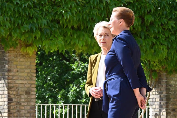 03 de julho de 2025, Dinamarca, Aarhus: Ursula von der Leyen (esq.), presidente da Comissão Europeia, e Mette Frederiksen, primeira-ministra da Dinamarca, caminham lado a lado em frente à universidade. A Dinamarca dá início à sua presidência de seis meses