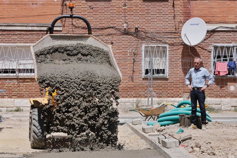 El concejal de Urbanismo, José Ignacio Zarandona, en las obras de urbanización del 29 de octubre.