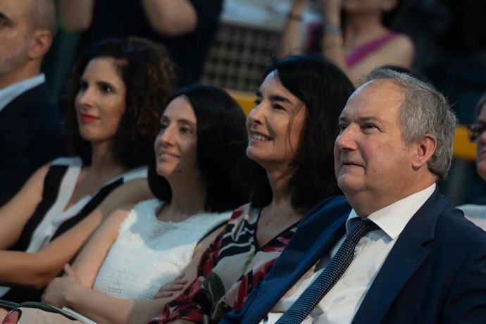 El ministro de Industria y Turismo, Jordi Hereu (d), durante un acto institucional por la celebración del 50 aniversario de la fábrica de Heineken, a 3 de julio de 2025, en Valencia