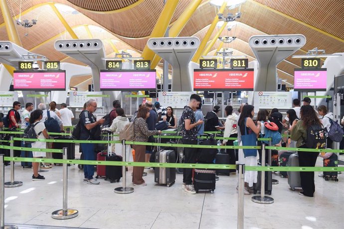 Pasajeros esperan en la entrada de la Terminal 4 de Barajas durante el colapso por falta de personal, a 2 de julio de 2025, en Madrid (España).