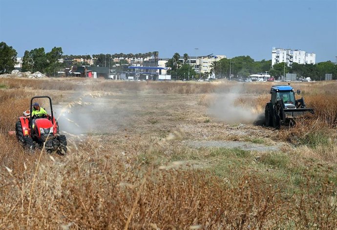 Trabajos de desbroce en una de las barriadas de Jerez.