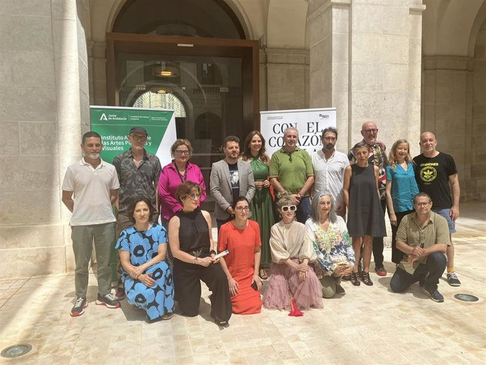 El secretario general de Innovación Cultural y Museos, José Ángel Vélez, la directora del Instituto Andaluz de Artes Plásticas y Visuales, Lorena Codes, y la directora del Museo de Málaga, María Morente, con algunos de los participantes.