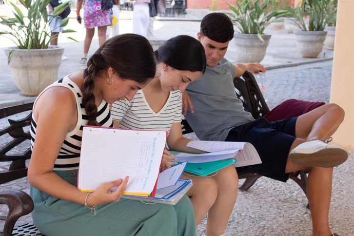 Estudiantes repasando apuntes a breves instantes de hacer la PAU.