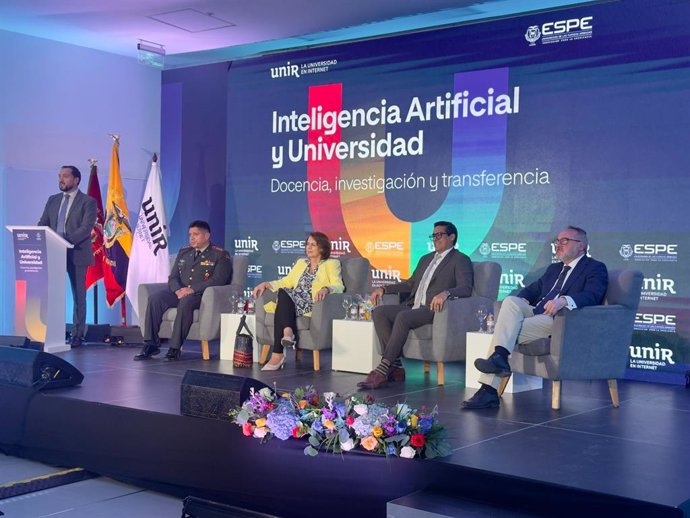 Crnl. Edison Haro, vicerrector académico de la UFA-ESPE; Rosalía Arteaga, presidenta de UNIR en Ecuador; Pablo Beltrán, presidente del Consejo de Educación Superior (CES); y Manuel Herrera, director académico de Relaciones Internacionales de UNIR, España