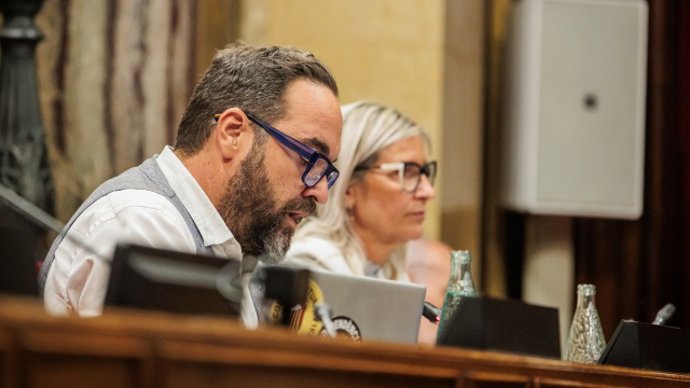 El secretario segundo de la Mesa del Parlament, Juli Fernández, en el pleno.