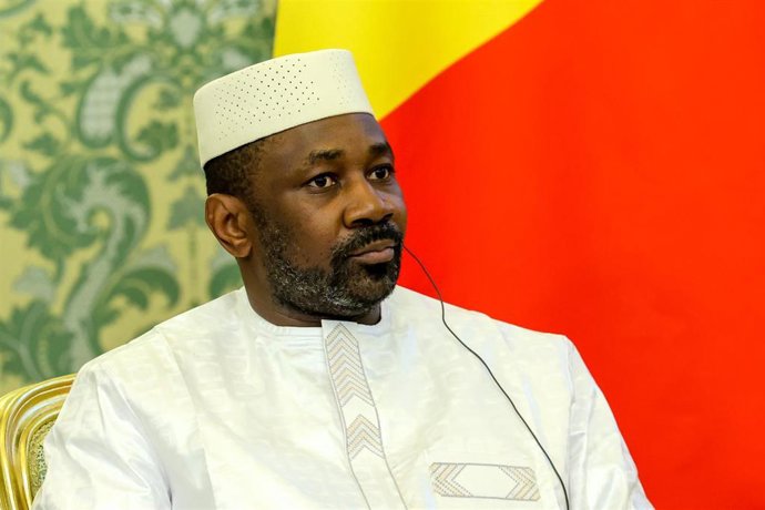 El líder de la junta militar y presidente de transición de Malí, Assimi Goita, durante una reunión en Moscú con el presidente de Rusia, Vladimir Putin (archivo)