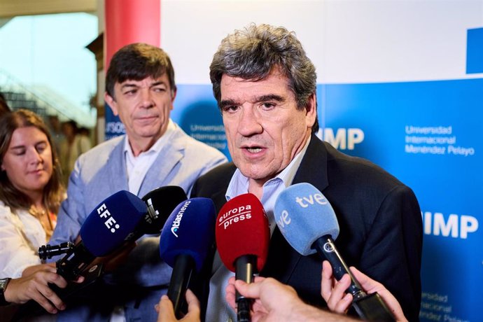 El gobernador del Banco de España, José Luis Escrivá, en declaraciones a los medios en la Universidad Internacional Menéndez Pelayo (UIMP)