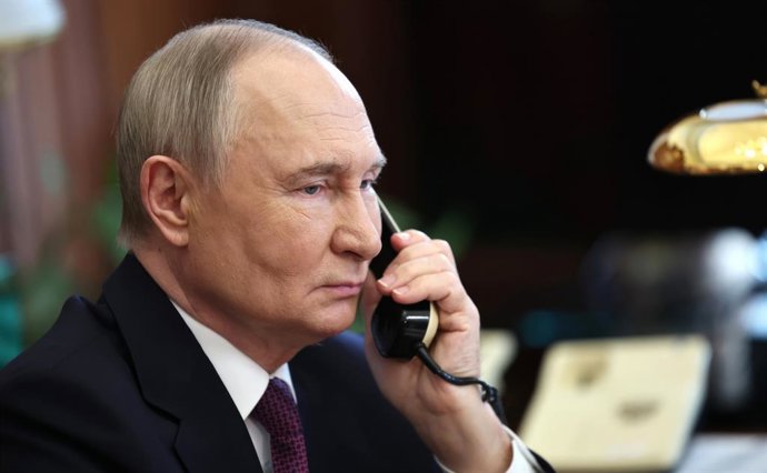 Archivo - May 22, 2025, Moscow, Moscow Oblast, Russia: Russian President Vladimir Putin, speaks by phone with  Nikolai Volobuyev,mayor of the Belovsky district of Kursk region, from the Kremlin, May 22, 2025 in Moscow, Russia. Volobuyev was wounded in a U
