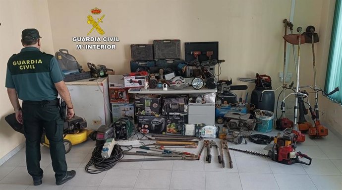 Obxectos localizados após o roubo do campo de futbol de Cambados.