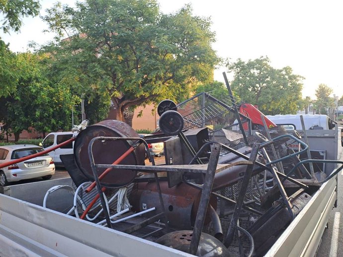 La Policia Local de Paterna retira més d'una trentena de barbacoes dels carrers de la Coma i Grups de la Mercè
