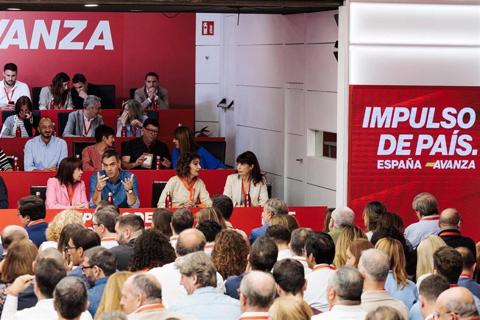 Archivo - (I-D) La presidenta del PSOE, Cristina Narbona, el presidente del Gobierno y Secretario General del PSOE, Pedro Sánchez; la vicesecretaria general del PSOE, vicepresidenta primera del Gobierno y ministra de Hacienda, María Jesús Montero, y la 