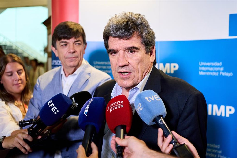 El gobernador del Banco de España, José Luis Escrivá, durante una intervención en el Palacio de la Magdalena, a 3 de julio de 2025, en Santander, Cantabria (España). Escrivá ha participado en el curso '2025 Banco de España-CEMFI-UIMP Conference on the S
