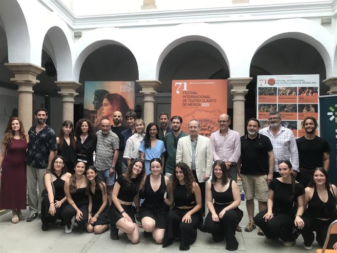 Autoridades y representantes de las distintas compañías de danza en la presentación del programa 'Dancing Histor(y)es -Europa Creativa',
