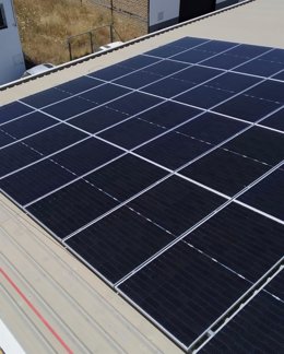 Placas fotovoltaicas en la cubierta de la sede de Limancar.