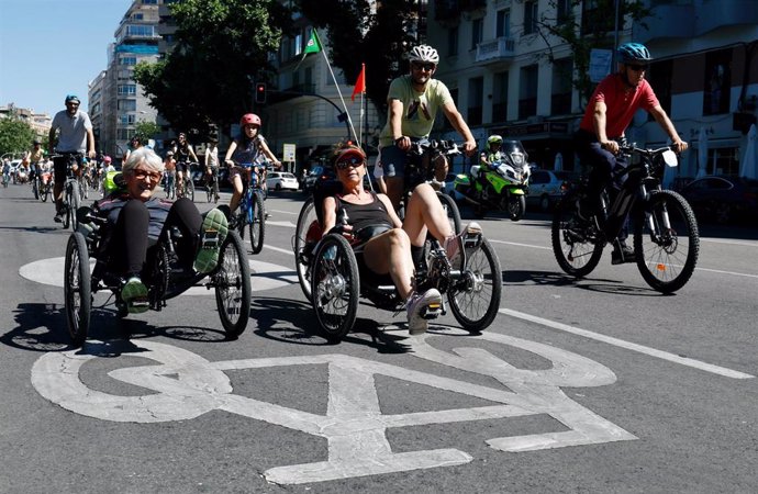 Archivo - Participantes sillas de correr durante el recorrido de una marcha en bici.