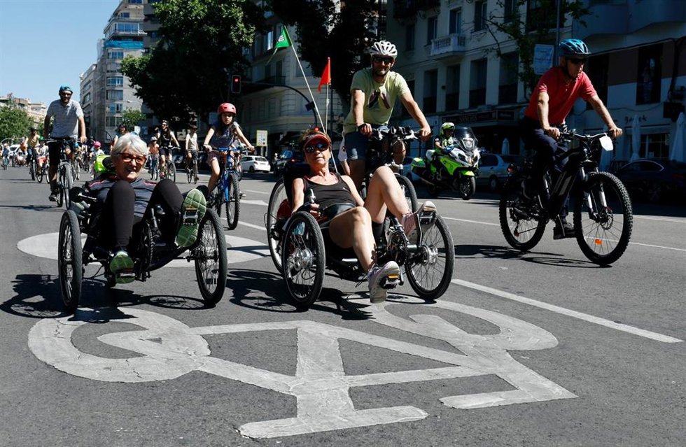 Archivo - Participantes sillas de correr durante el recorrido de una marcha en bici.
