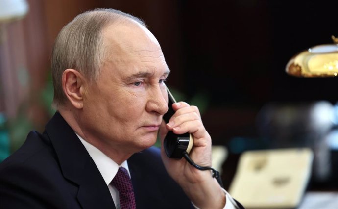 Archivo - Arquivo - 22 de maio de 2025, Moscou, Oblast de Moscou, Rússia: O presidente russo, Vladimir Putin, fala por telefone com Nikolai Volobuyev, prefeito do distrito de Belovsky da região de Kursk, do Kremlin, em 22 de maio de 2025, em Moscou, Rússi