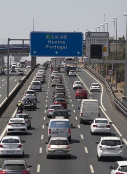 Archivo - La autovía A-49 sentido Huelva-Portugal.
