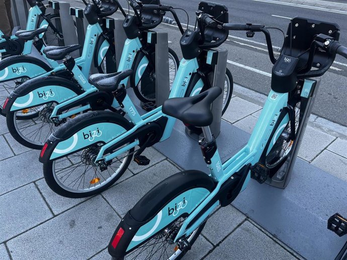 Archivo - Bicicletas del servicio Bizi de Zaragoza.