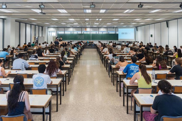 Estudiantes de bachillerato acceden a la Universidad Politécnica de Valencia durante la convocatoria de la PAU de julio