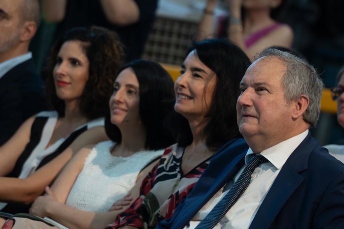 El ministre d'Indústria i Turisme, Jordi Hereu (d), durant un acte institucional per la celebració del 50 aniversari de la fàbrica d'Heineken, a 3 de juliol del 2025, a València