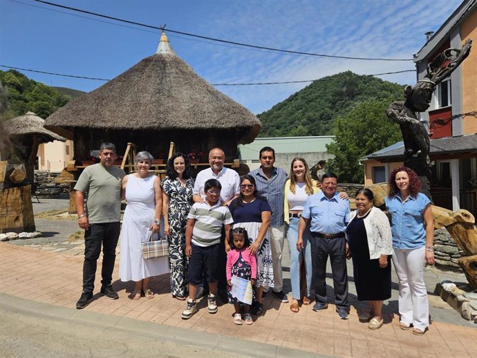 El presidente de la Diputación de León, Gerardo Álvarez Courel, con la primera familia asentada en León a través del proyecto Repuebla, en Vega de Valcarce.