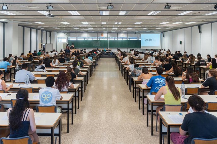 Estudiants de batxillerat accedixen a la Universitat Politècnica de València durant la convocatòria de la PAU de juliol