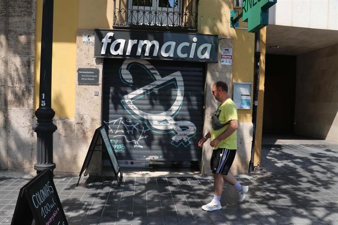 Las farmacias valencianas bajan la persiana como gesto de protesta ante el impago de la factura farmacéutica